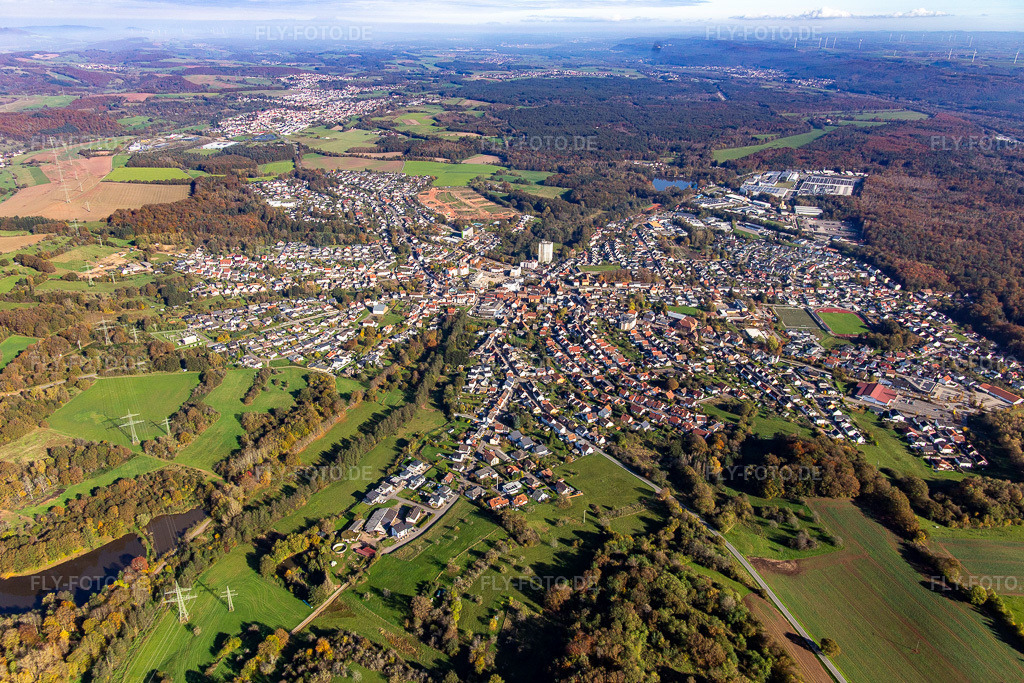 Luftbild: Stadt von Westen im Ortsteil Eichelscheiderhof in Waldmohr im Bundesland Rheinland-Pfalz in Deutschland. Foto: IMG_143857.jpg vom 27.10.2024 durch Werner Riehm/FLY-FOTO.de