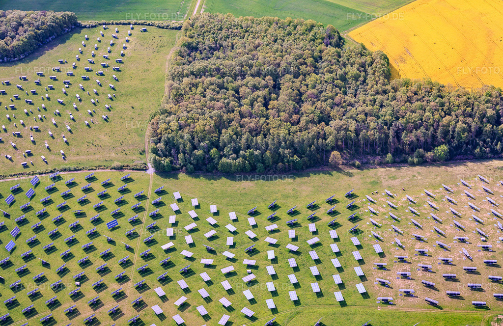 Luftbild: Im Rückbau befindlicher Solarpark Gut Erlasee mit dem Sonnenstand nachgeführten Paneelen im Ortsteil Büchold in Arnstein im Bundesland Bayern in Deutschland.Foto: IMG_156123.jpg vom 03.05.2026 durch Werner Riehm/FLY-FOTO.deAuflösung des Originals: 5599 x 3629 pxPhotovoltaik Direktinvestment 2026 – 6–8 % Rendite | SunShine