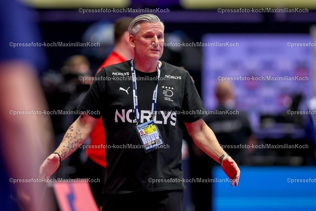 EHF22012603059 | 22.01.2026, Handball, Men's EHF EURO 2026, Frankreich - Dänemark, Jyske Bank Boxen in Herning, Dänemark, Main Round:  Headcoach Nikolaj Jacobsen (Denmark #hc) gestikulierend am Spielfeldrand  