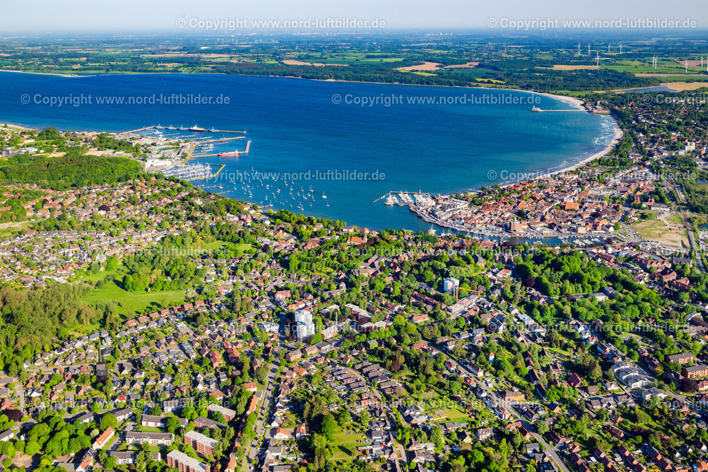 Eckernförde_ELS_2567170524 | ECKERNFöRDE 17.05.2024 Stadtansicht am Meeres-Küstenbereich der Ostsee in Eckernförde im Bundesland Schleswig-Holstein, Deutschland. Weiterführende Informationen bei: Stadt Eckernförde. // City view on sea coastline of Baltic Sea in Eckernfoerde in the state Schleswig-Holstein, Germany. Further information at: Stadt Eckernfoerde. Foto: Martin Elsen