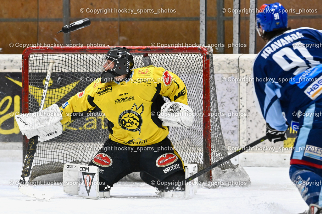 EC Hornets Spittal vs. ESC Steindorf 23.2.2024 | #1 Zauchner Rene EC Hornets Spittal, #91 Kravania Kristian ESC Steindorf, Flasche, EC Hornets Spittal vs. ESC Steindorf 23.2.2024, EC Hornets Spittal vs. ESC Steindorf 23.2.2024 am 23.02.2024 in Spittal an der Drau (Eissportzentrum Spittal), Austria, (Photo by Bernd Stefan)