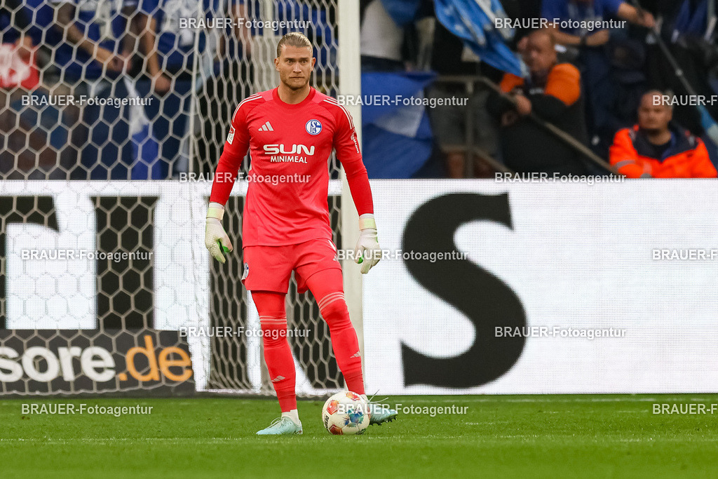1_S04BER_20250801_0736.JPG -  - FC Schalke 04 - Hertha BSC Berlin - 2. Bundesliga | Gelsenkirchen, Deutschland, 01.08.25: Torwart Loris Karius (FC Schalke 04) in Aktion, am Ball, Einzelaktion waehrend des Spiels der 2. Bundesliga zwischen FC Schalke 04 - Hertha BSC Berlin in der Veltins-Arena am 01. August 2025 in Gelsenkirchen, Deutschland. (Foto von Stefan Brauer/Brauer-Fotoagentur)DFB/DFL REGULATIONS PROHIBIT ANY USE OF PHOTOGRAPHS AS IMAGE SEQUENCES AND/OR QUASI-VIDEO.