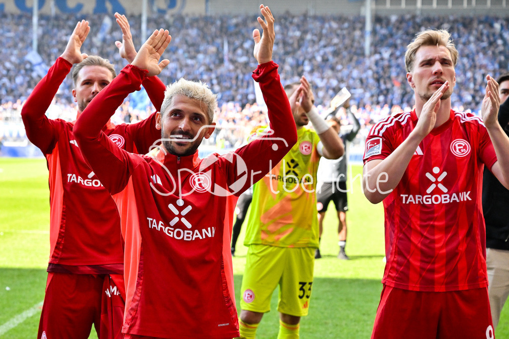 1. FC Magdeburg - Fortuna Düsseldorf | Die Spieler der Fortuna versammeln sich nochmal vorm Gaesteblock und bedanken sich bei den mitgereisten Fans / 2. Bundesliga: 1. FC Magdeburg - Fortuna Duesseldorf, Avnet-Arena am 18.05.2025 / DFL REGULATIONS PROHIBIT ANY USE OF PHOTOGRAPHS AS IMAGE SEQUENCES AND/OR QUASI-VIDEO /  Matthias ZIMMERMANN (Fortuna Duesseldorf 25), Vincent VERMEIJ (Fortuna Duesseldorf 9)
