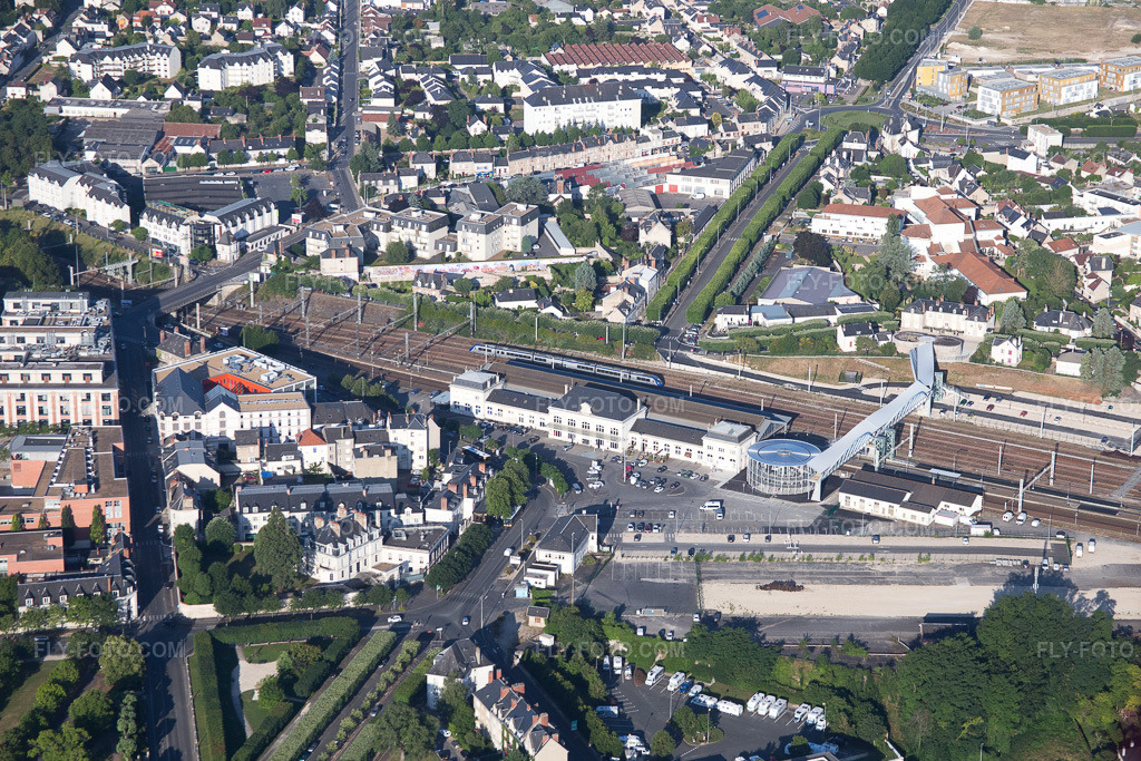 Aerial view: View of the town in Blois in the state Loir et Cher, France. – Photo: IMG_082062.jpg taken on 06/20/2015 by Werner Riehm/FLY-FOTO.com – Resolution of the original: 4728 x 3152 px
