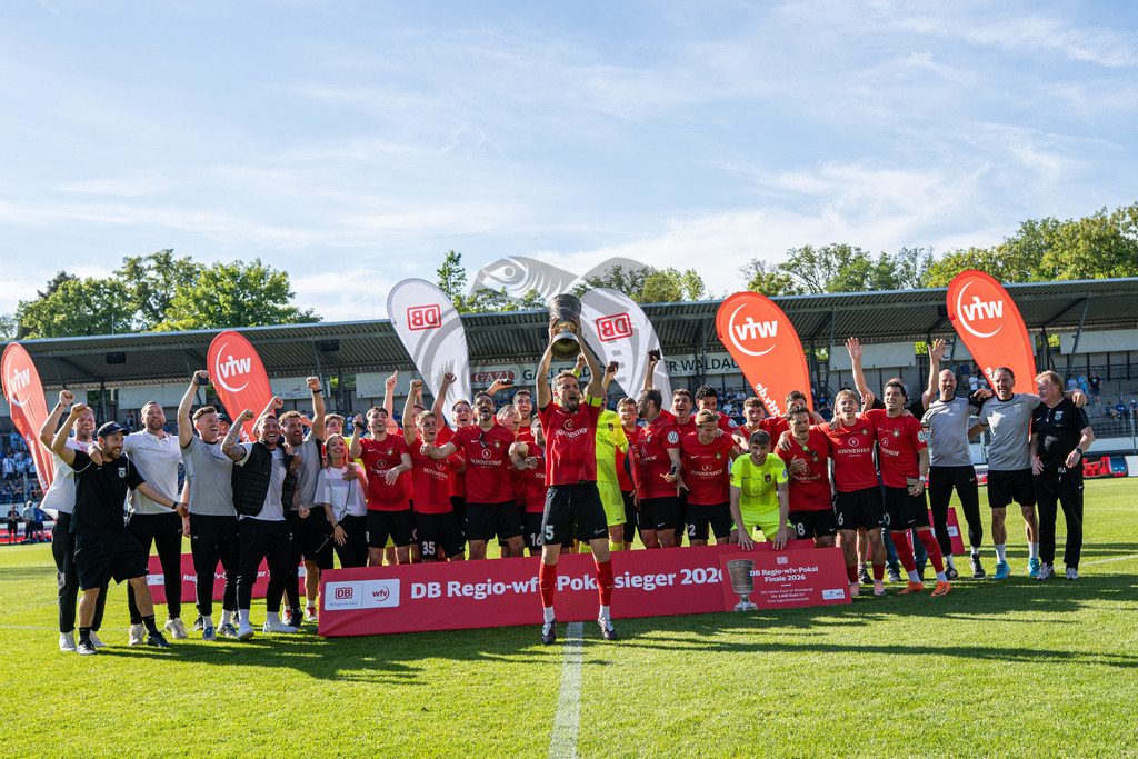 Stuttgarter Kickers vs. SG Sonnenhof Großaspach, Fussball, WFV-Pokal, Finale, 23.05.2026 | Volkan Celiktas (SG Sonnenhof Großaspach, #05) und seine Mannschaft jubeln nach Pokaluebergabe,Stuttgarter Kickers vs. SG Sonnenhof Großaspach, Fussball, WFV-Pokal, Finale, 23.05.2026