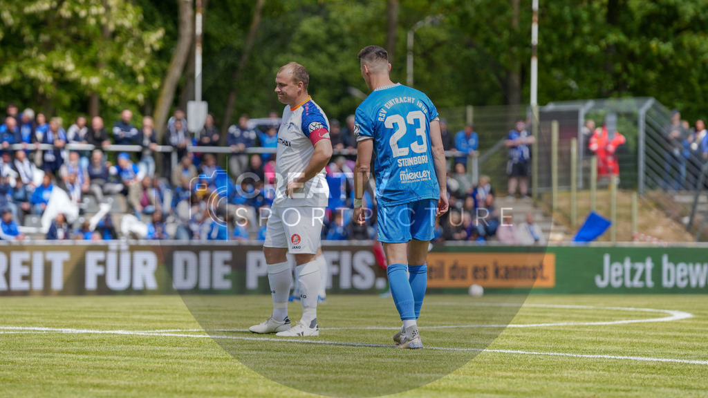 Fußball, Herren, Saison 2024/2025, Finaltag der Amateure 2025, Landespokal Brandenburg, Finale, VfB 1921 Krieschow vs. RSV Eintracht 1949, Samstag 24.05.2025, Volksparkstadion Neuruppin, | Fußball, Herren, Saison 2024/2025, Finaltag der Amateure 2025, Landespokal Brandenburg, Finale, VfB 1921 Krieschow vs. RSV Eintracht 1949, Samstag 24.05.2025, Volksparkstadion Neuruppin, Im Bild: Andy Hebler (l. Krieschow) und Matthias Steinborn (r. RSV) warten an der Mittellinie auf den Anpfiff - Realisiert mit Pictrs.com