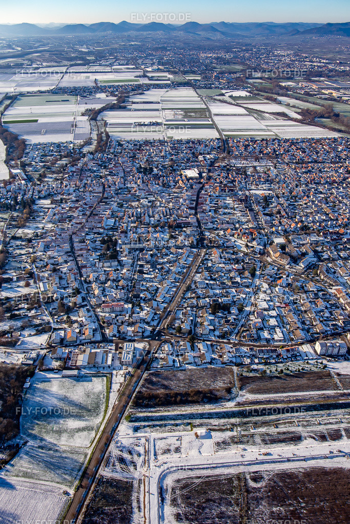 Germersheimer Straße von Osten im Winter bei Schnee | Luftbild: Germersheimer Straße von Osten im Winter bei Schnee in Offenbach an der Queich im Bundesland Rheinland-Pfalz in Deutschland. Foto: IMG_135566.jpg vom 16.12.2022 durch ©2025 Werner Riehm fly-foto.de/copyright - Realisiert mit Pictrs.com