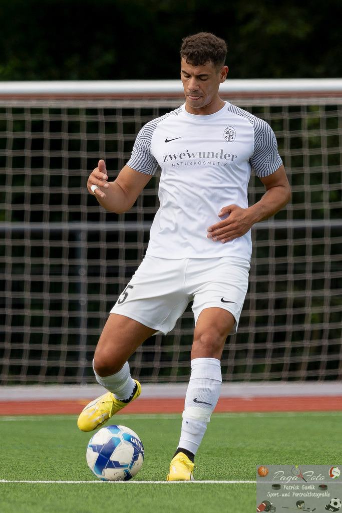 Testspiel: Spvgg. 03 Fechenheim - Türk Gücü Friedberg, 13.07.2024 | Mostafa Youssef (Spvgg. 03 Fechenheim #5) mit Ball, Freisteller, Portrait / Porträt, Spvgg. 03 Fechenheim - Türk Gücü Friedberg, Frankfurt am Main, Sportanlage Birsteiner Straße, 13.7.2024 - Realisiert mit Pictrs.com