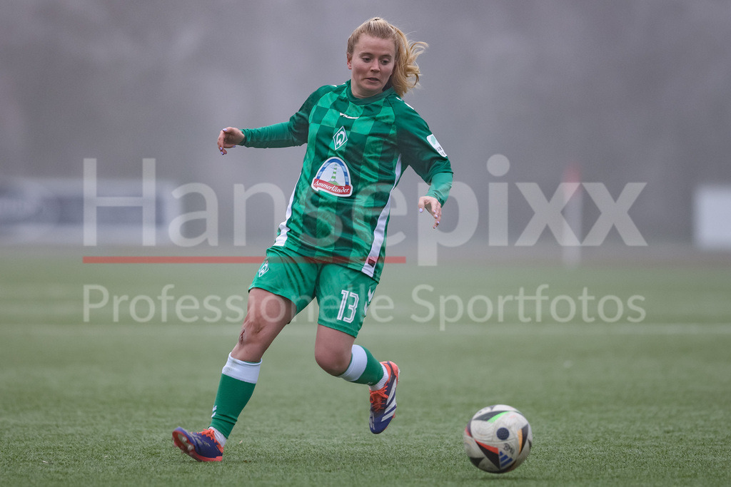 Fussball, Testspiel Frauen, Borussia Mönchengladbach - SV Werder Bremen | v.li.: Ricarda Walkling (SV Werder Bremen, 13) am Ball, Freisteller, Einzelbild, Ganzkörper, Aktion, Action, Spielszene