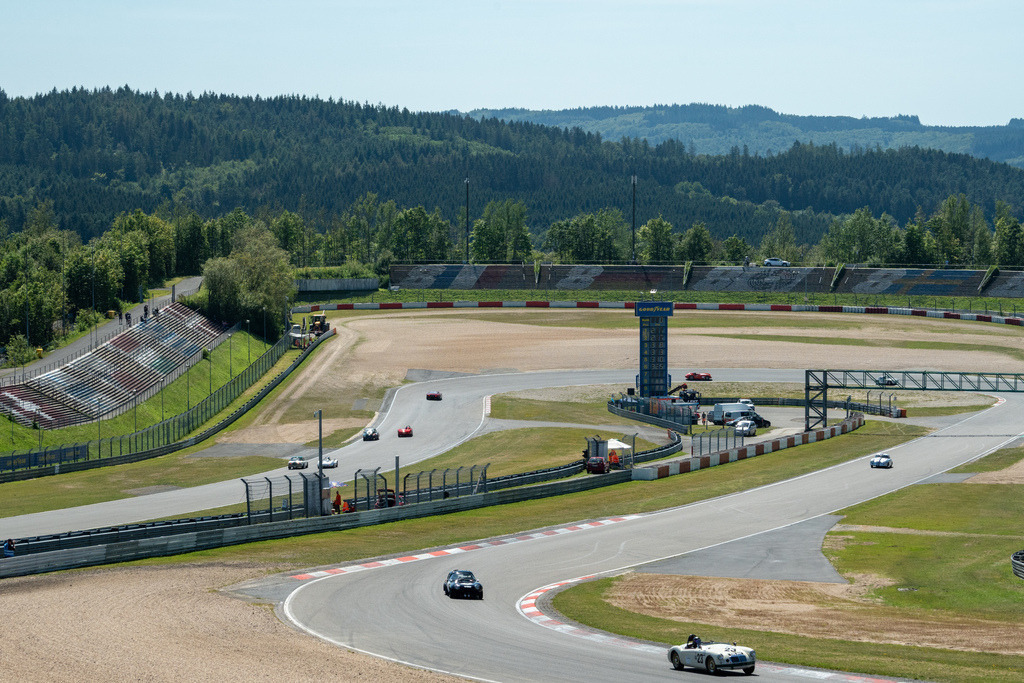 Belmot Oldtimer Grand Prix 2024 | 11.08.2024 Belmot Oldtimer Grand Prix 2024, Nürburgring, Deutschland, Bild: Rennen 5 Abendrennen, Dunlopkehre un Michael Schumacher S - Realisiert mit Pictrs.com