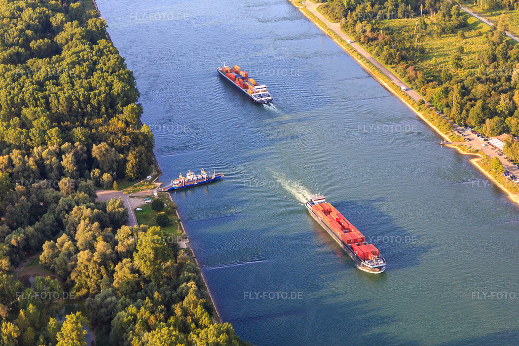 Luftbild: Rhein-Fähre Leimersheim wartet auf 2 Frachtschiffe auf dem Rhein in Leimersheim im Bundesland Rheinland-Pfalz in Deutschland. Foto: IMG_102446.jpg vom 24.08.2017 durch Werner Riehm/FLY-FOTO.de