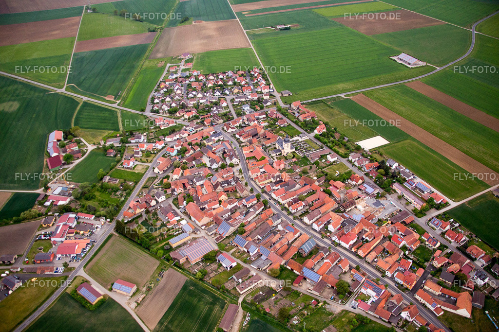 Dorf - Ansicht | Luftbild: Dorf - Ansicht im Ortsteil Herlheim in Kolitzheim im Bundesland Bayern in Deutschland. Foto: IMG_078955.jpg vom 14.05.2015 durch Werner Riehm/FLY-FOTO.de - Realisiert mit Pictrs.com
