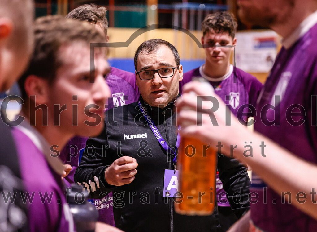 2024-11-24_060_SpVgg_Altenerding_gegen_ASV_Dachau | Erding, Deutschland, 24.11.2024:Handball, Bezirksoberliga Männer 2024 / 2025, 8. Spieltag, SpVgg Altenerding gegen ASV Dachau, Endergebnis: 30:23Trainer Simon Klawe (SpVgg Altenerding)Foto: Christian Riedel / fotografie-riedel.net