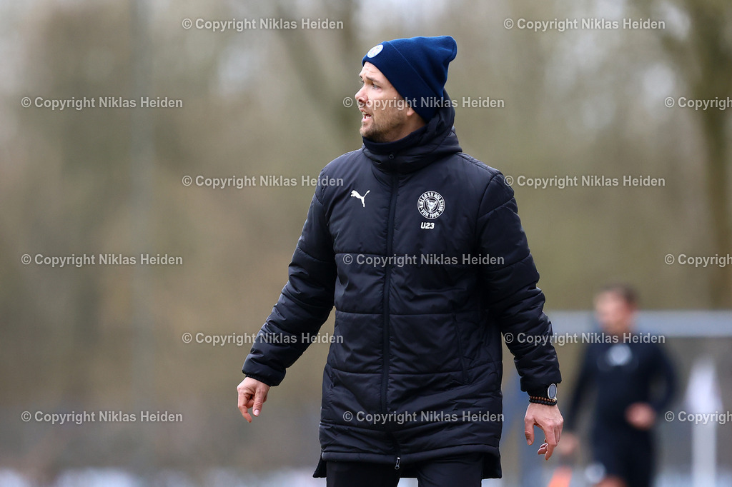 NH_HolsteinKielU23_KickersEmden_RegionalligaNord_16032025 | Willi Weiße (Trainer, Holstein Kiel U23)Fußball I Herren I Regionalliga Nord I Saison 2024-2025 I 26. Spieltag I Holstein Kiel U23 - Kickers Emden I 16.03.2025 I Citti-Fußball-Park