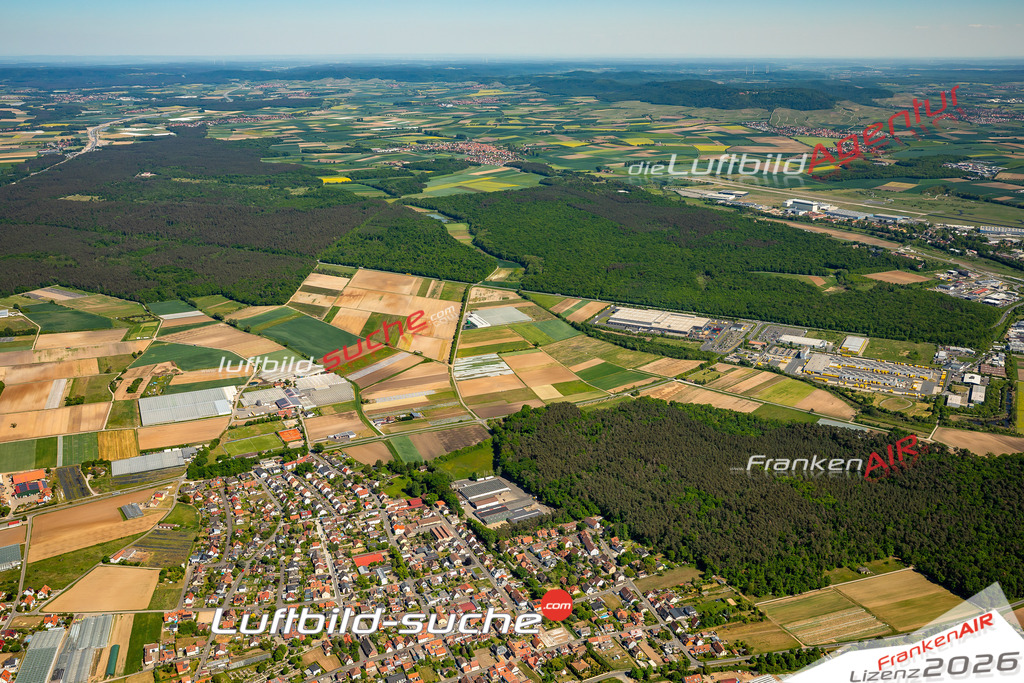 Luftaufnahme der Stadt Albertshofen - Die Luftaufnahme wurde 2025 vom UL-Flugzeug heraus erstellt ( keine Drohne ) - Hochauflösende Luftaufnahme - für professionelle Ausdrucke geeignet. Die Geschenkidee !Mit Lizenz und Bildrechte bestellbar