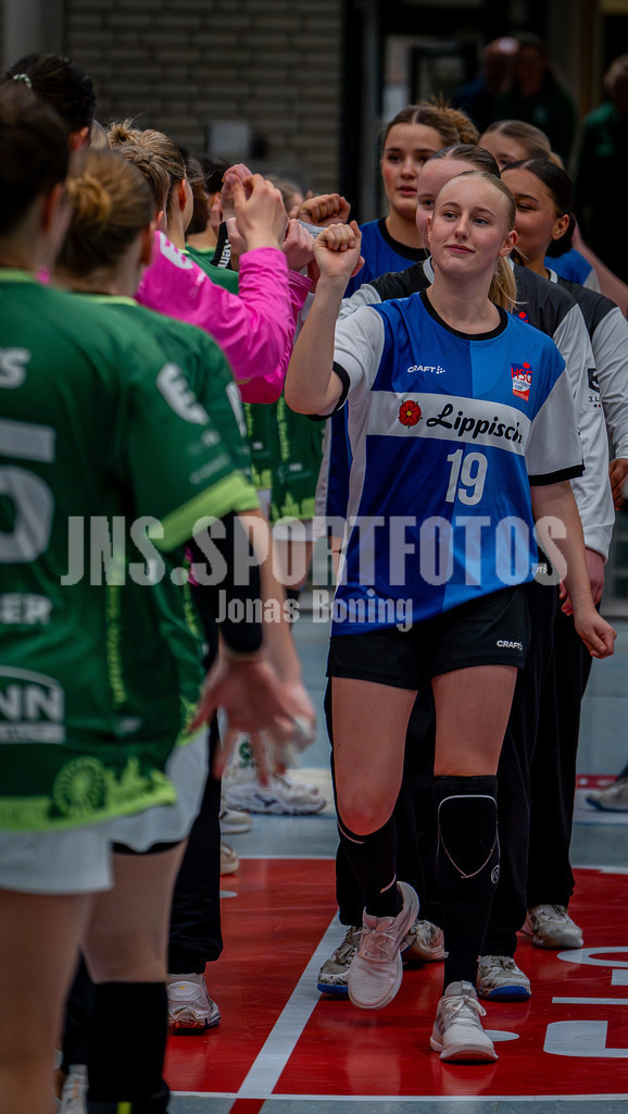 Handball I Frauen I Saison 2025-2026 I 3. Liga Staffel Nord I 10. Spieltag I SC SFN Vechta - HSG Blomberg-Lippe II I 0073 | Nele Ackmann (19, HSG Blomberg-Lippe II) begrüßt die Gastgeberinnen. - Realisiert mit Pictrs.com