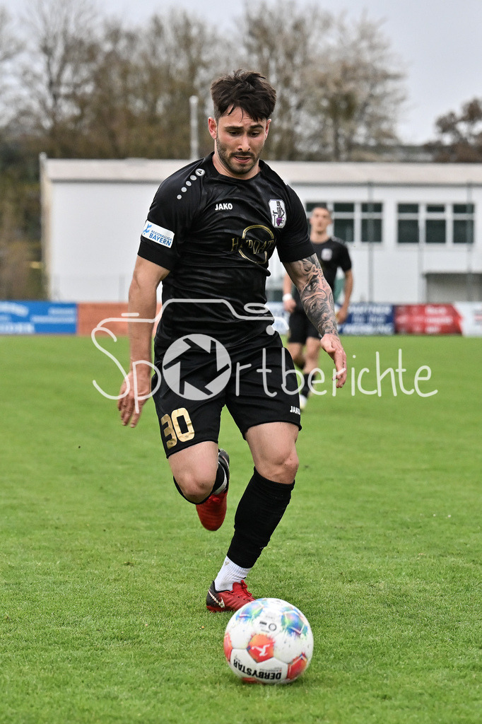 VfB Eichstätt - TSV Schwaben Augsburg | EICHSTÄTT, GERMANY - 14. APRIL: am Ball Levis SCHABER (TSV Schwaben Augsburg 30) / Einzelfoto / Freisteller während dem Match zwischen dem VfB Eichstätt und dem TSV Schwaben Augsburg am 19. Spieltag der Regionalliga Bayern im Hirsch Sportpark