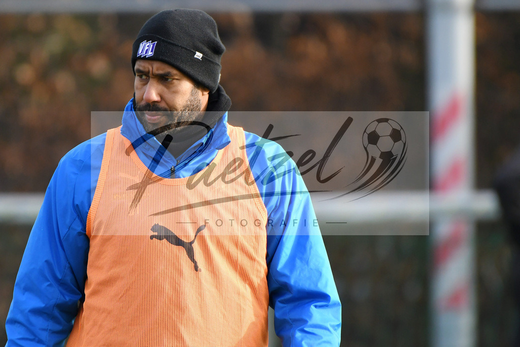 20200126_TRAOSN_0047 | Fußball, Herren: Trainer Daniel Thioune (VfL Osnabrück) schaut beim Training des VfL Osnabrück am 26.01.2020 im Sportpark Illoshöhe in Osnabrück, Deutschland.(Foto von Nico Paetzel) - Realisiert mit Pictrs.com