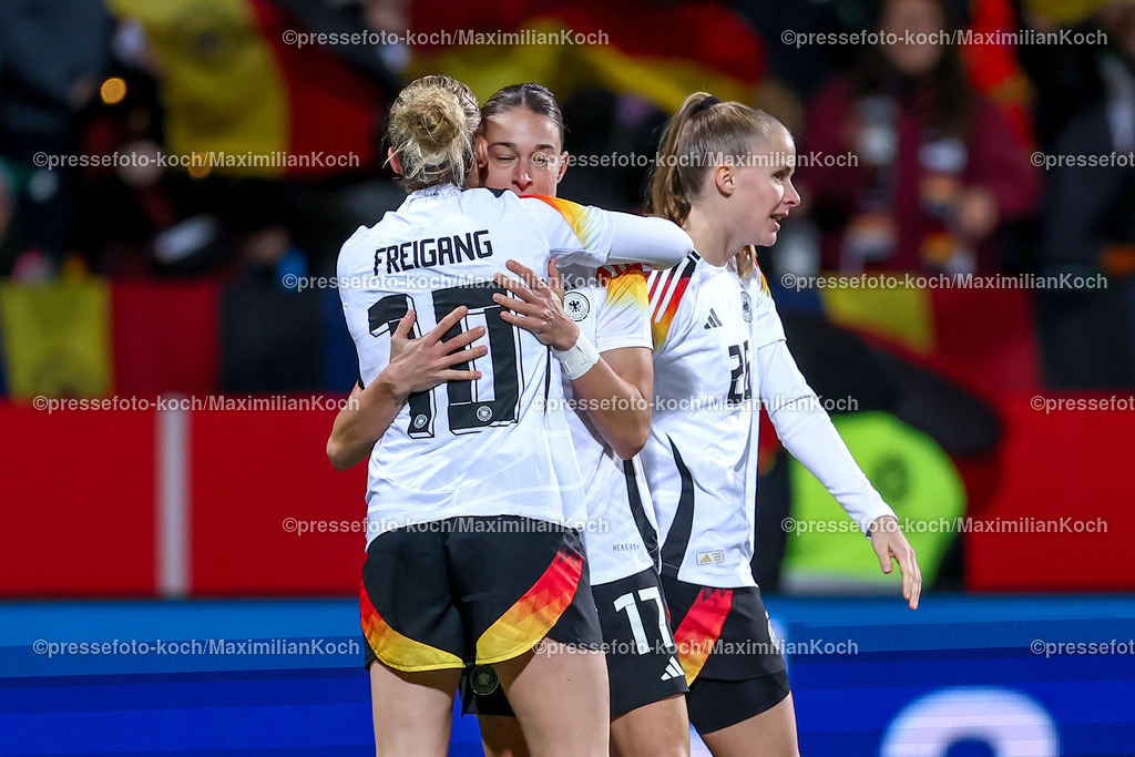 DFB02122401072 |  02.12.2024, Fußball Länderspiel Frauen, Deutschland - Italien, Vonovia-Ruhrstadion Bochum, Saison 2024 2025: Torjubel nach dem 1:1 Tor durch Felicitas Rauch (GER #17) zusammen mit Laura Freigang (GER #10)DFB regulations prohibit any use of photographs as image sequences and or quasi-video.