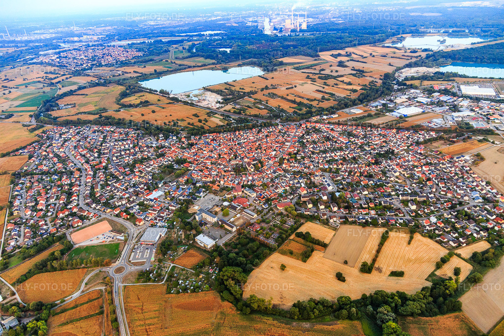 Luftbild: Stadtansicht am Abend aus Westen in Hagenbach im Bundesland Rheinland-Pfalz in Deutschland. Foto: IMG_110793.jpg vom 05.09.2018 durch Werner Riehm/FLY-FOTO.de