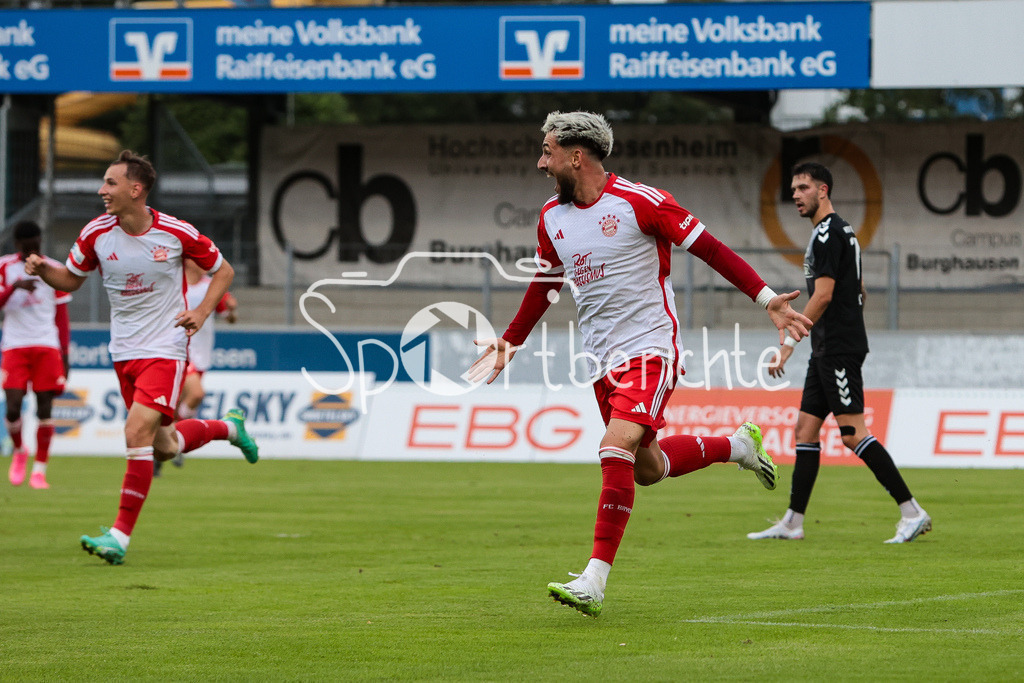 SV Wacker Burghausen - FC Bayern Amateure | Wieder jubeln die kleinen Bayern / Der Treffer zum 0-2 druch Dion BERISHA (FCB #11) / Jubel / Freude / Tor