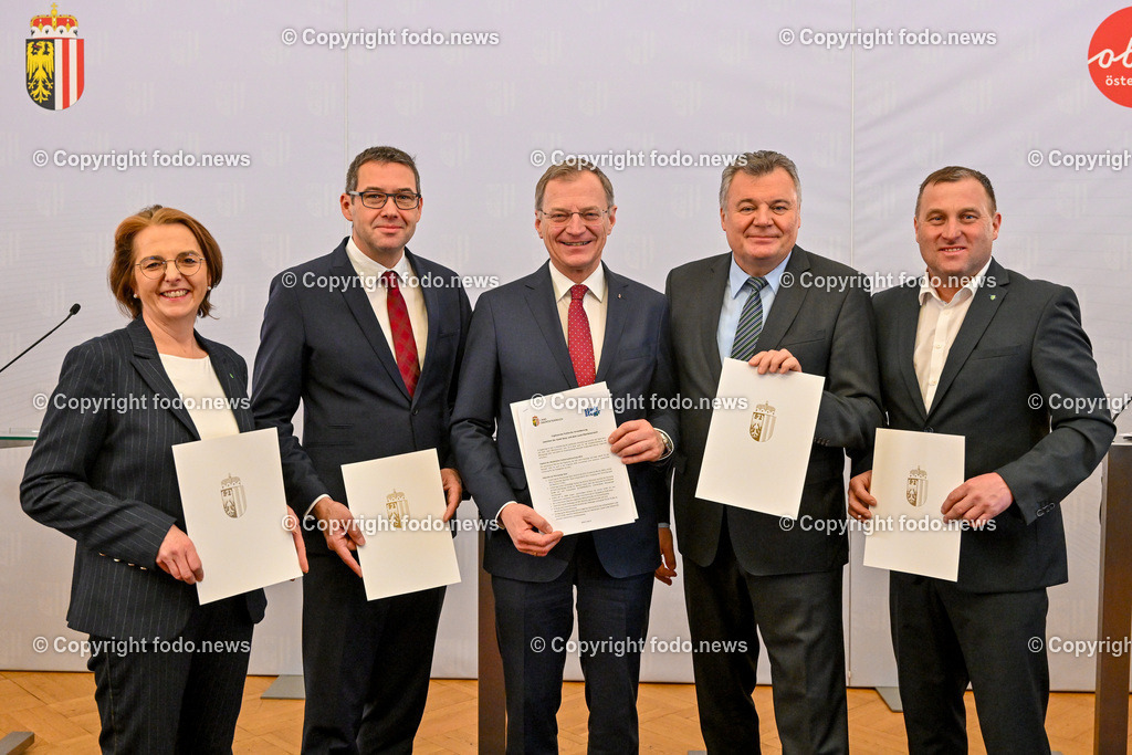 Pressekonfernz Land Ooe_ Einigung zur Westspange Steyr_ 26.01.2024-49 | 26.01.2024, Linz, AUT, Pressekonferenz Land Ooe, Einigung zur Westspange Steyr - Praesentation der verkehrlichen Wirkungsanalyse im Bild Judith Ringer (VP, StRin. der Stadt Steyr), Markus Vogl (SP, Bgm. der Stadt Steyr), LH Thomas Stelzer (VP, Landeshauptmann Ooe), LR Guenther Steinkellner (FP), Helmut Zoettl (FP, VizeBgm. der Stadt Steyr)