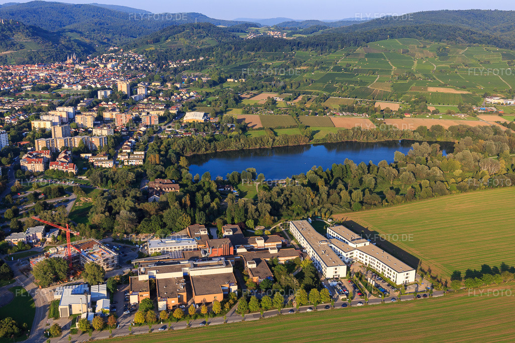 Luftbild: Kreiskrankenhaus Bergstraße GmbH vor dem Bruchsee in Heppenheim im Bundesland Hessen in Deutschland. Foto: IMG_103008.jpg vom 28.08.2017 durch Werner Riehm/FLY-FOTO.deKrankenhaus Heppenheim: Kreiskrankenhaus Bergstraße