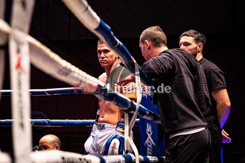 Arnold Markovic(White Tiger) blau gegen Benjamin Radult 34j (SCS Mun) rot | MFA Fight Night MT bis 67kg Kampf 11, Arnold Markovic(White Tiger) blau gegen Benjamin Radult 34j (SCS Mun) rot, 20251108,,2025-11-08 in Penzberg (Wellenberghalle Penzberg), Copyright: WolfgangxLindner www.foto-lindner.de