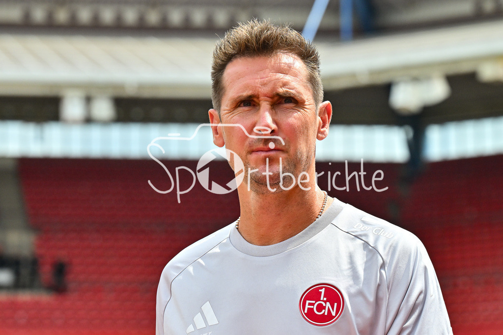 1. FC Nürnberg - Borussia Mönchengladbach | im Bild Miroslav KLOSE Trainer 1. FC Nuernberg vor der Partie gegen Gladbach / Einzelfoto / Freisteller / Testspiel: 1. FC Nuernberg - Borussia Mönchengladbach, Max-Morlock Stadion am 26.07.2025 / DFL REGULATIONS PROHIBIT ANY USE OF PHOTOGRAPHS AS IMAGE SEQUENCES AND/OR QUASI-VIDEO