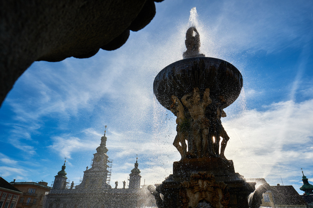 Hauptplatz mit Samsonbrunnen | Budweis, Tschechoslowakei - June 16, 2022: Hauptplatz mit Samsonbrunnen und blauem Himmel. - Realisiert mit Pictrs.com