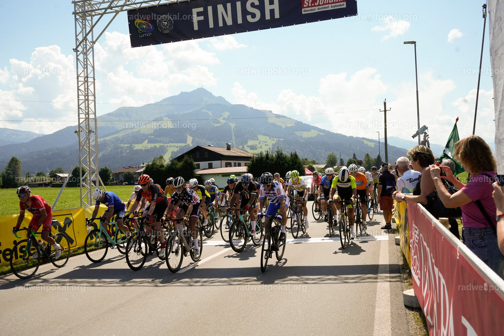 444_20230817_Bewerb_Maenner_Muehlanger | AUT - OESTERREICH, 2023-08-16: SPORT RENNRAD-FAHREN - 55. INTERNATIONALER RADWELTPOKAL IN ST. JOHANN IN TIROL  - Vintage-Radrennen mit WM-Bronze-Medaillen-Siegerin Christina Schweinberger, den Teilnehmer und Alexander Baumann (vom Orginastions-Team) - TAG 2 BEWERB MAENNER IN SECHS GRUPPEN  ; Foto: Roland Muehlanger