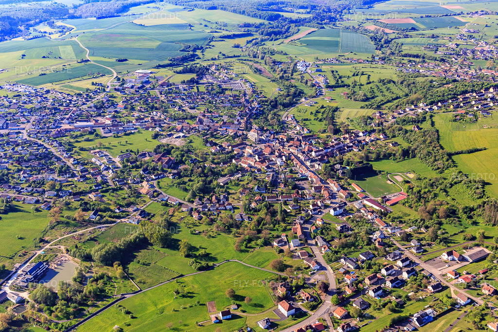 Luftbild: Ortsansicht am Morgen aus Norden in Rohrbach-lès-Bitche im Bundesland Moselle in Frankreich. Foto: IMG_146086.jpg vom 01.05.2025 durch Werner Riehm/FLY-FOTO.de
