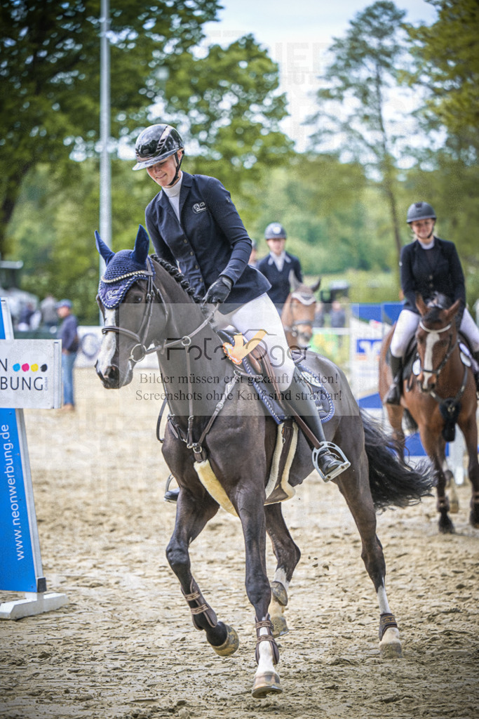 DOS_8096 | Entdecke hochwertige Reitturnierfotos von Foto Oger. Professionell, emotional und authentisch – jetzt Lieblingsmomente im Shop bestellen.Deutschlandweite Turnierfotografie. - Realisiert mit Pictrs.com