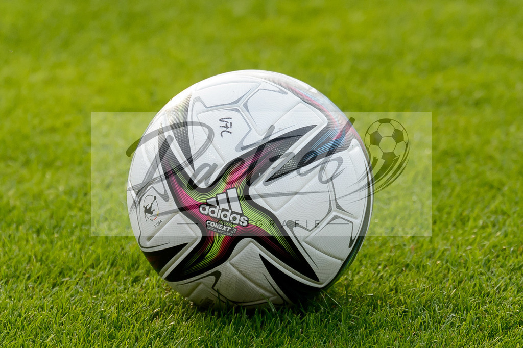 OSNVKO2021090620210906_258 | Fussball, Herren: . Spielball beim Spiel der 3. Liga zwischen VfL Osnabrueck und FC Viktoria Koeln im Stadion an der Bremer Bruecke am 06.09.2021 in Osnabrueck, Deutschland.DFB / DFL REGULATIONS PROHIBIT ANY USE OF PHOTOGRAPHS AS IMAGE SEQUENCES AND/OR QUASI-VIDEO. - Realisiert mit Pictrs.com