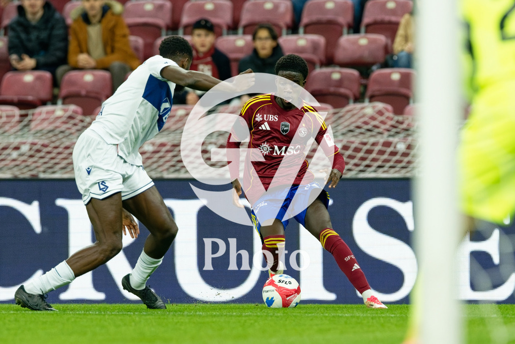 Brack Super League - Servette FC v FC Lausanne-Sport | Mardochee Miguel (39 Servette FC) in action (close up) under pressure of Kevin Mouanga (14 FC Lausanne-Sport)  during the Brack Super League match between Servette FC and FC Lausanne-Sport at Stade de Geneve in Geneva, Switzerland