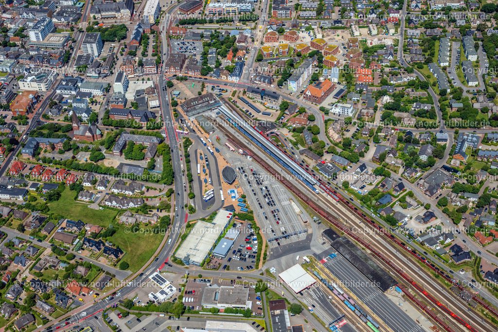 Sylt_Westerland_Bahnhof_Autoverladung_ELS_4756210625 | SYLT 13.06.2025 Gleisverlauf und Gebäude des Hauptbahnhofes im Ortsteil Westerland auf der Insel Sylt im Bundesland Schleswig-Holstein, Deutschland. Weiterführende Informationen bei: DB Fernverkehr AG,  DB Regio AG. // Track progress and building of the main station of the railway in the district Westerland on Island Sylt in the state Schleswig-Holstein, Germany. Further information at: DB Fernverkehr AG,  DB Regio AG. Foto: Martin Elsen