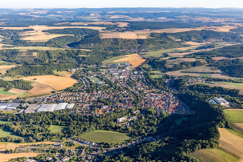 Luftbild: der von Hügeln umgebenen Tallandschaft der Glan in Meisenheim im Bundesland Rheinland-Pfalz in Deutschland. Foto: IMG_109846.jpg vom 06.08.2018 durch Werner Riehm/FLY-FOTO.de