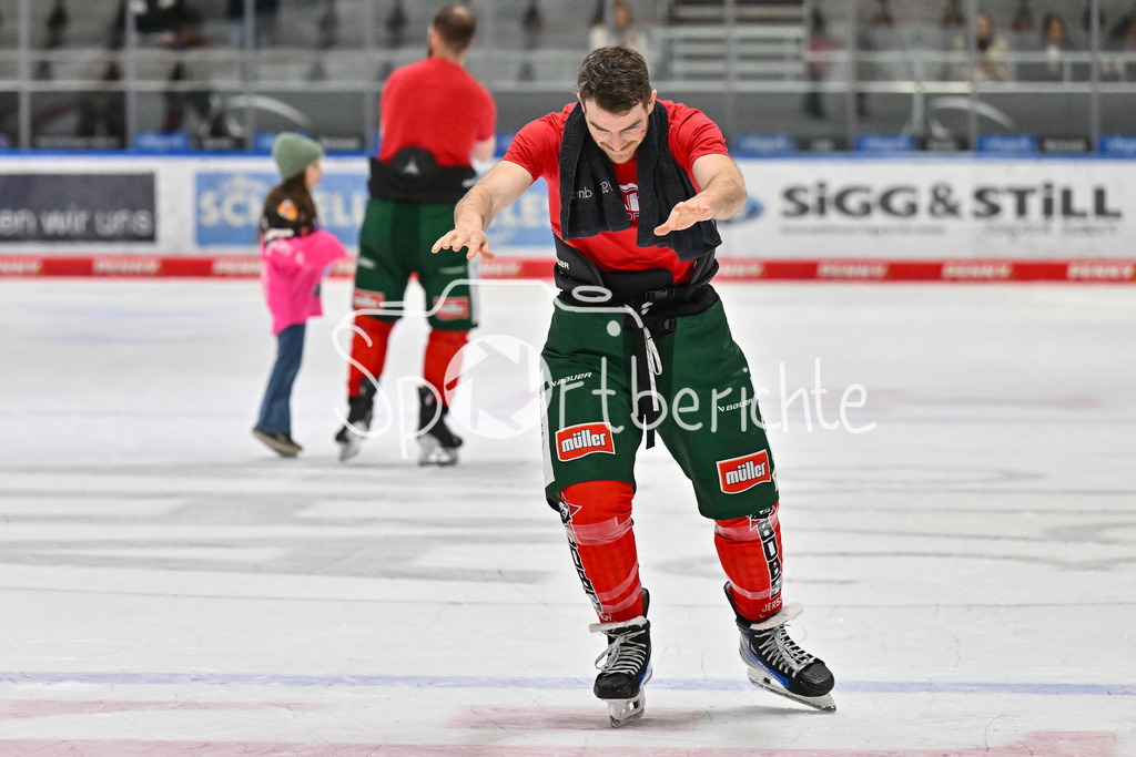 Augsburger Panther - Schwenninger Wild Wings | Die Augsburger Panther feiern zusammen mit den Fans dem Heimsieg gegen Schwenningen / DEL: Augsburger Panther - Schwenninger Wild Wings, Curt Frenzel Stadion am 02.02.2025 / Chris COLLINS (Augsburger Panther #10)