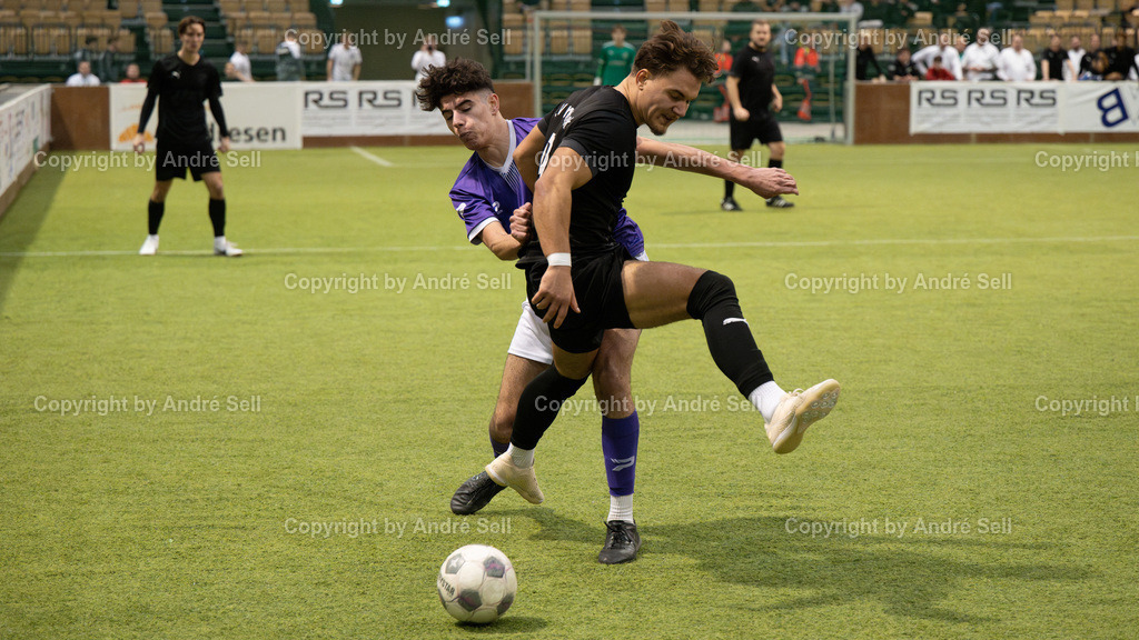 Vorrunde - Gruppe B - SV Wasbek vs VfR Neumünster | Vitali von der Mehden (Wasbek #9) / Ilir Serifi (VfR #10) // 44. RS-Reifenhandel-Cup 2024 / Vorrunde - Gruppe B - SV Wasbek vs VfR Neumünster / Holstenhalle 1 / Neumünster / 26.12.24 - Realisiert mit Pictrs.com