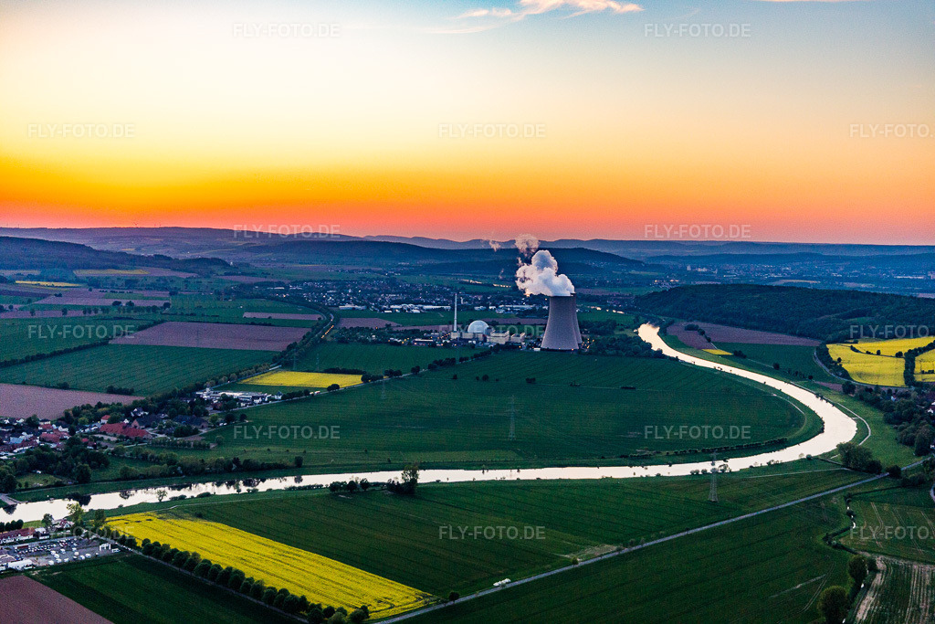 Luftbild: KKW Grohnde bei Sonnenuntergang im Ortsteil Grohnde in Emmerthal im Bundesland Niedersachsen in Deutschland. Foto: IMG_107077.jpg vom 04.05.2018 durch Werner Riehm/FLY-FOTO.de