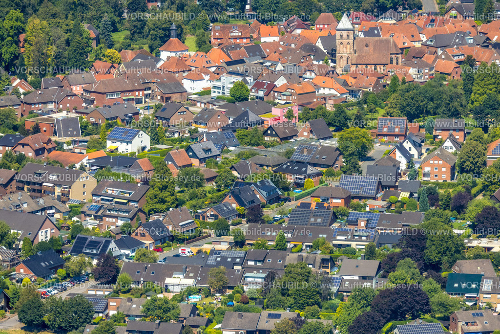 Schermbeck240801930 | Luftbild, Ortsansicht Wohngebiet mit evang. Georgskirche und roten Hausdächern, historischer Ortskern, Häuser mit Solardach, Schermbeck, Ruhrgebiet, Nordrhein-Westfalen, Deutschland