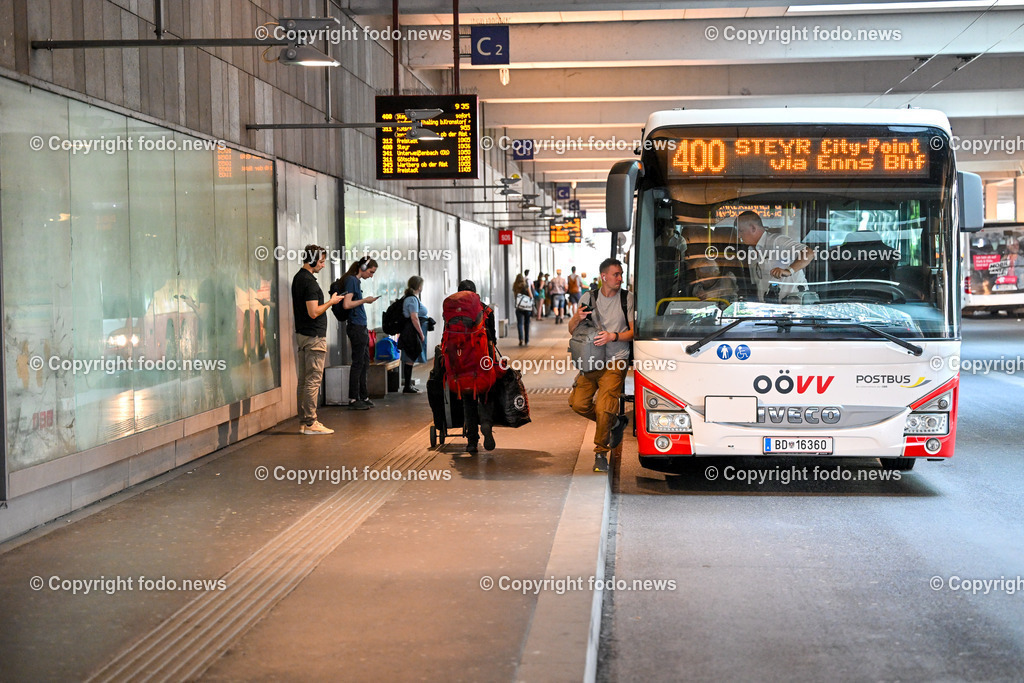 Busbahnhof Linz_ Bus_ Haltestelle_ 19.06.2024-9 | 19.06.2024, Busbahnhof Linz, AUT, Busbahnhof am Hauptbahnhof Linz, im Bild Bus, Haltestelle, Obdachlose am Warteplatz, OoeVV, Oberoesterreichischer Verkehrsverbund