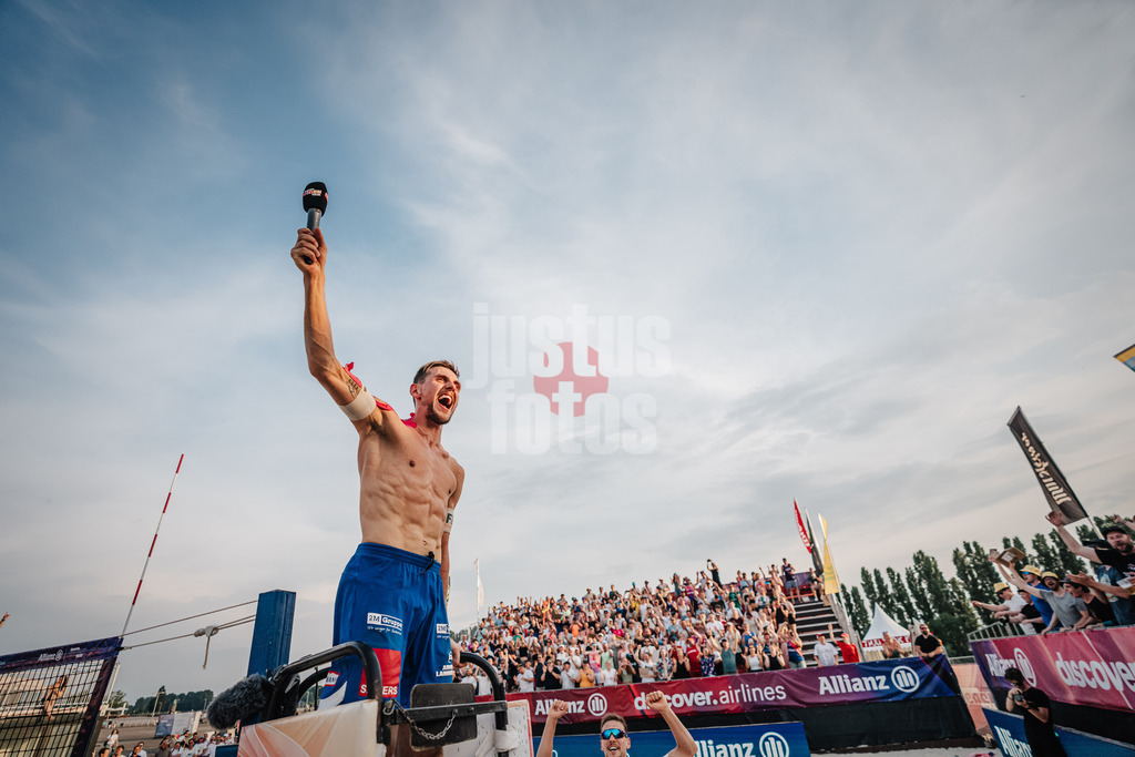 Beachvolleyball | Männer | Allianz German Beach Tour 2025 | Tourstop Bremen | 14.06.2025 | Bennet Poniewaz mit einer Ansprache an die Fans nach dem Sieg