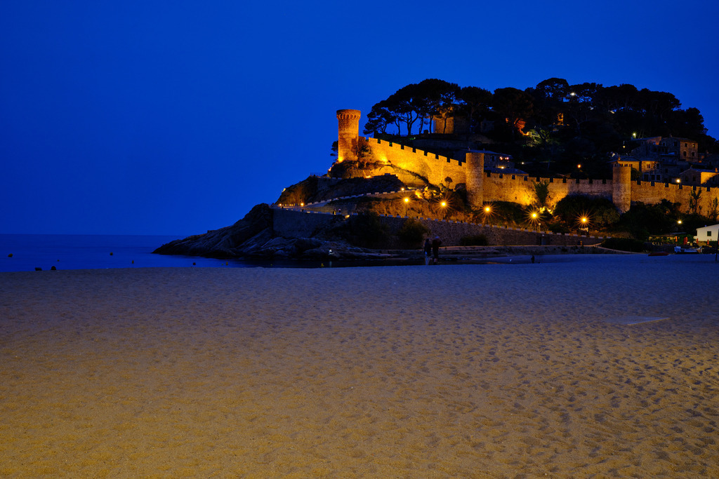 Blick über den Strand auf die Vila Vella im Abendlicht | Tossa de Mare, Frankreich - May 13, 2024: Blick über den Strand auf die Vila Vella im Abendlicht. - Realisiert mit Pictrs.com