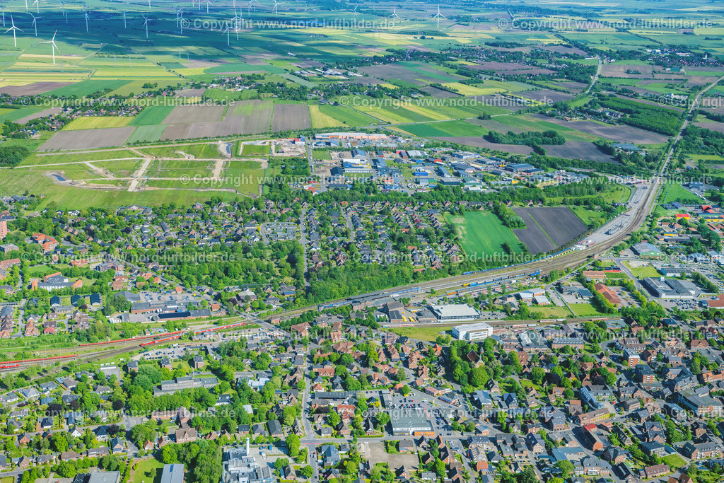Niebüll_ELS_0308300523 | NIEBüLL 30.05.2023 Stadtgebiet mit Außenbezirken und Innenstadtbereich in Niebüll Nordfriesland im Bundesland Schleswig-Holstein, Deutschland. // City area with outside districts and inner city area in Niebuell North Friesland in the state Schleswig-Holstein, Germany. Foto: Martin Elsen