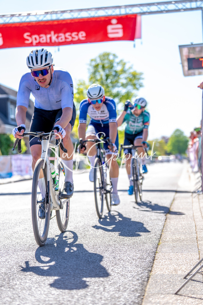 Spurt in den Mai 2026 - Großer Preis der Sparkasse Neuss | Annual one-day road cycling race "Großer Preis der Sparkasse Neuss" held in Büttgen, Germany, organized by VfR Büttgen 1912 e.V. The event features multiple races across all age categories from U11 youth to Elite men. - Realisiert mit Pictrs.com