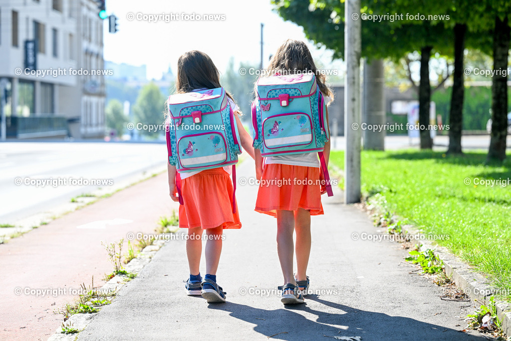 Bildungsdirektion Linz_ Schulstart_ 06.09.2023-16 | 06.09.2023, Linz, AUT, Bildungsdirektion Linz, Schulstart 2023, im Bild die Schulanfaengerinnen Alisa und Elena (beide 7, Zwillinge) am Schulweg