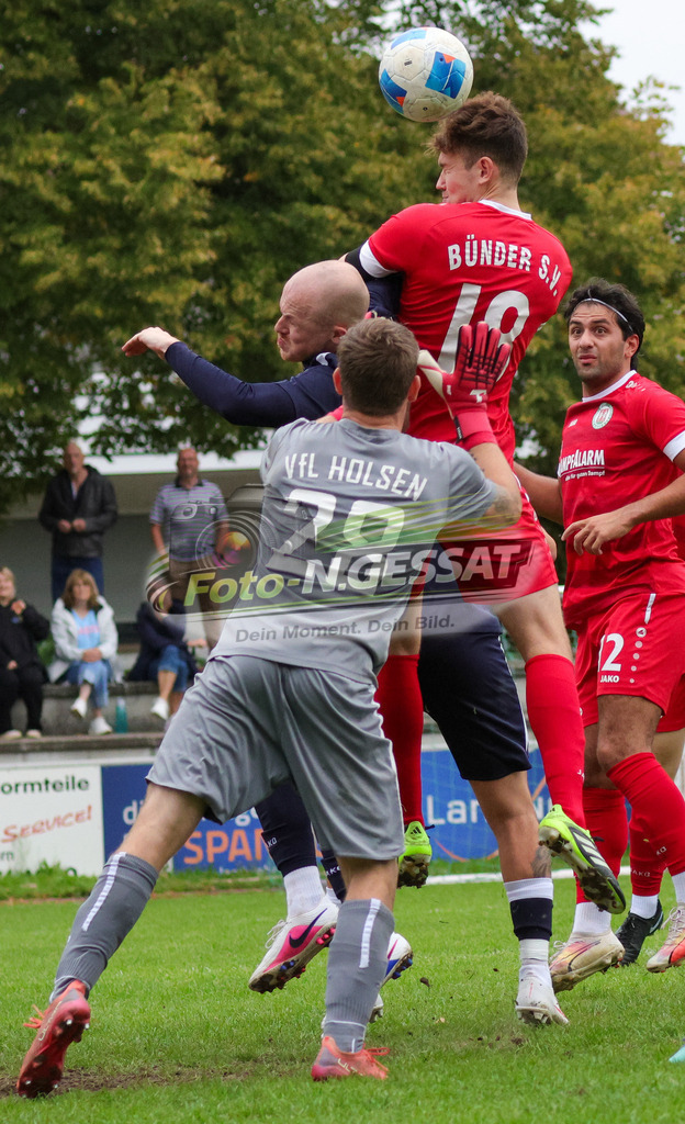 Bünder SV - VfL Holsen | Auf dem Bild zu sehen: rot Bünder SV: Yannis Bohmeyer ; blau VfL Holsen v.l.: Luca Jan Filusch, Leon Quirin (TW) Bünder SV, VfL Holsen, Saison 26/27, Kreisliga A, Bünde, Deutschland - Realisiert mit Pictrs.com