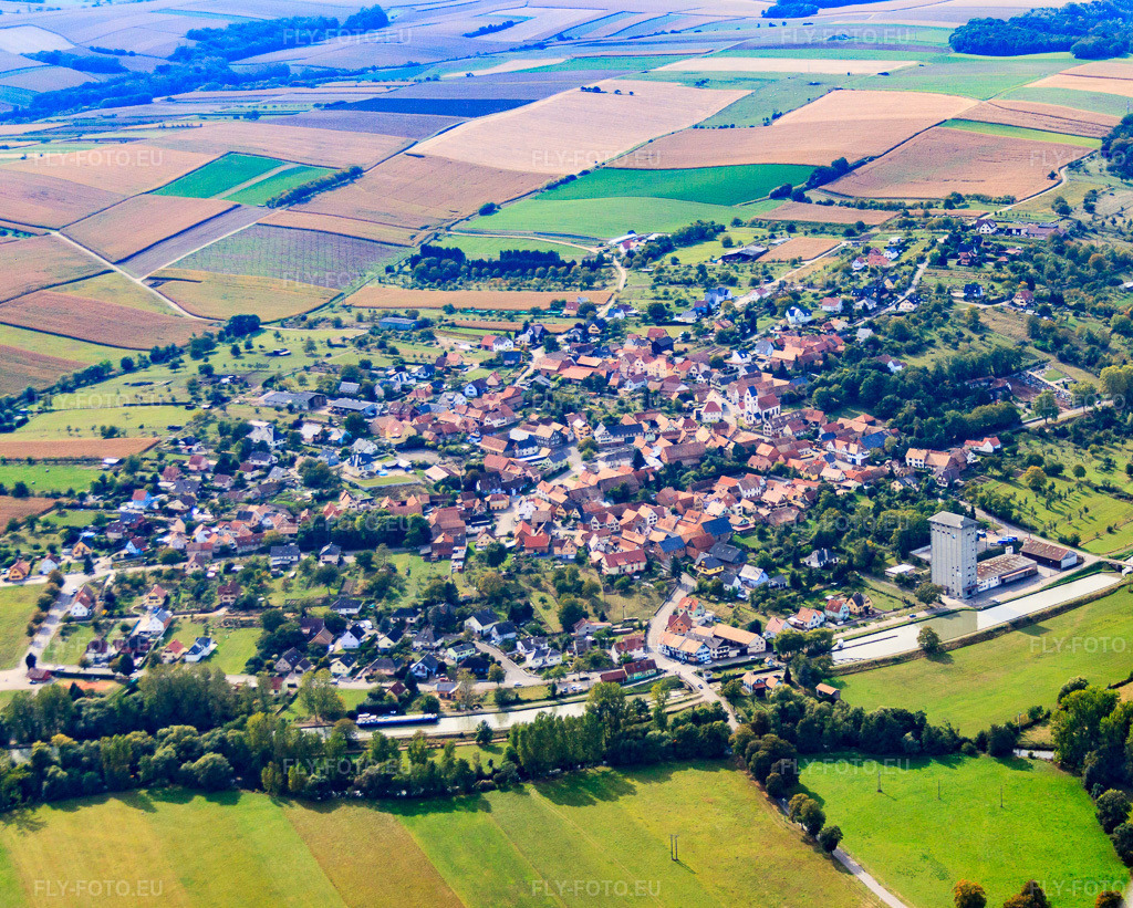 Vue aérienne: Vue du village de l'autre côté du canal de la Marne au Rhin depuis le nord-est à Waltenheim-sur-Zorn dans le département Bas Rhin, France.Photo: IMG_53551.jpg prise le 30/09/2012 par Werner Riehm/FLY-FOTO.euRésolution de l'original: 3536 x 2835 px