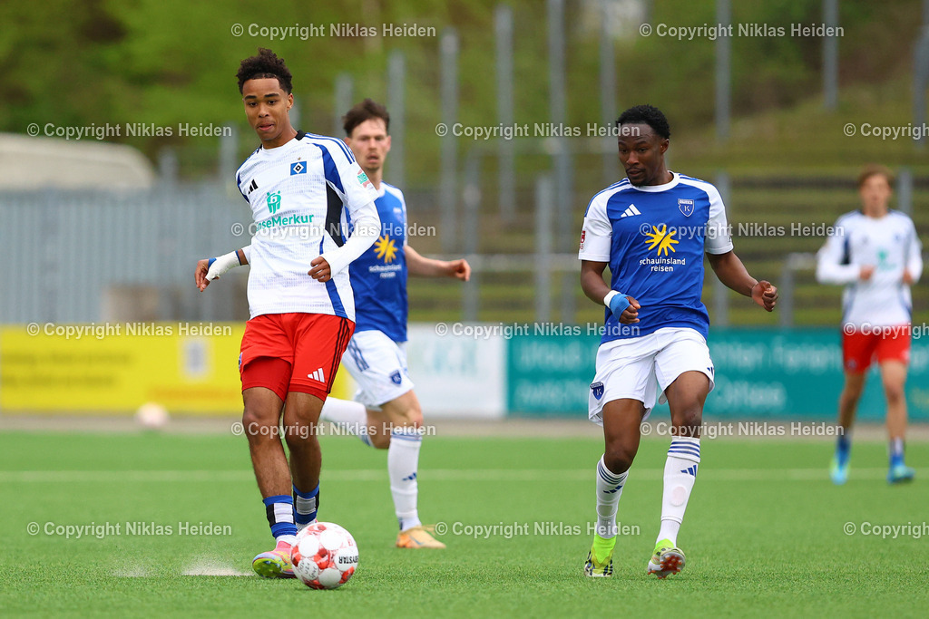 NH_HamburgerSVU21_KickersEmden_RegionalligaNord_19042026 | #21 Arnaud Astel Riedel (Hamburger SV U21), #12 Michael Igwe (Kickers Emden)Fußball I Herren I Regionalliga Nord I Saison 2025-2026 I 30. Spieltag I Hamburger SV U21 - Kickers Emden I 19.04..2026 I Stadion Hoheluft